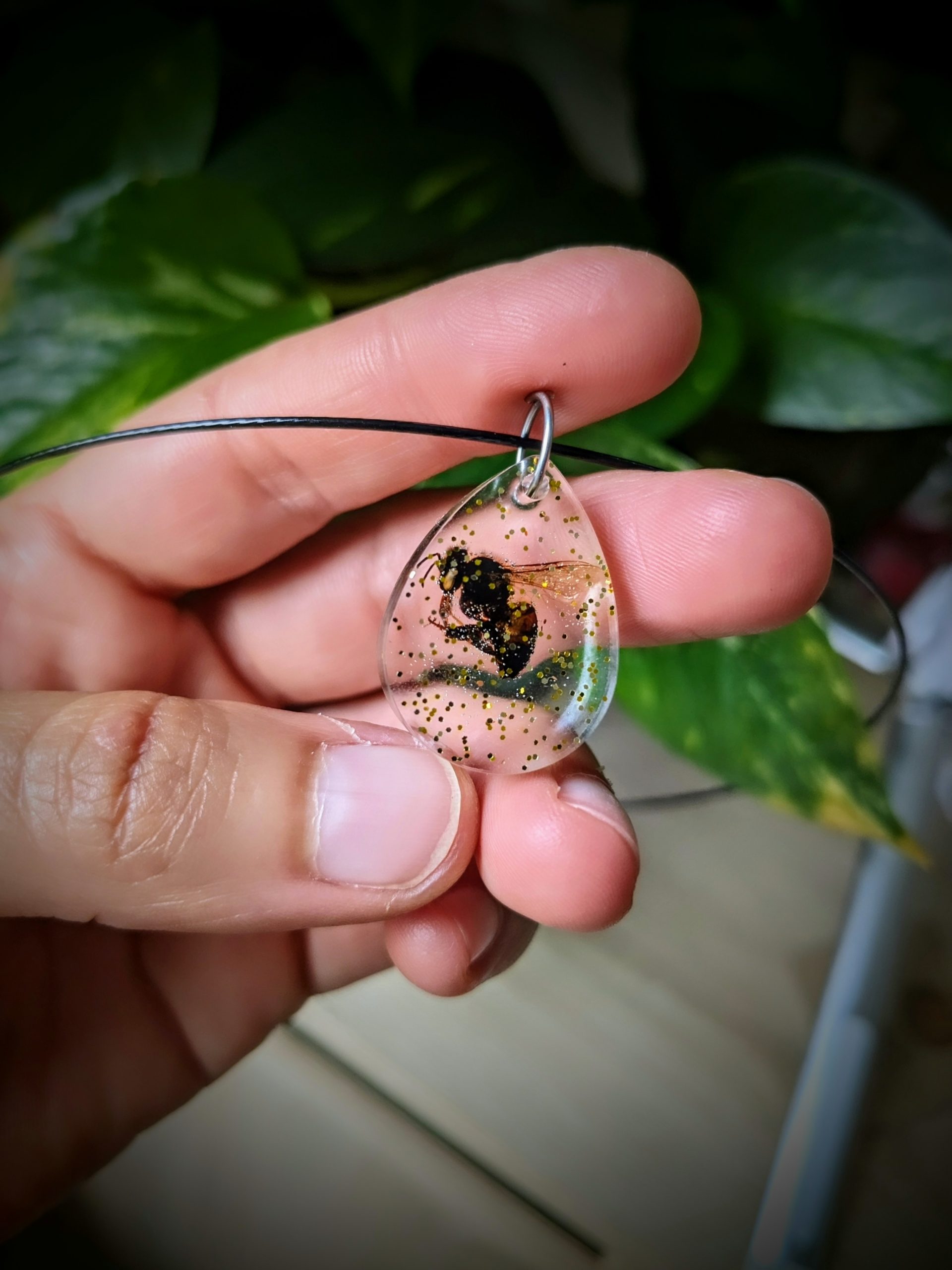 Collier pendentif abeille en résine